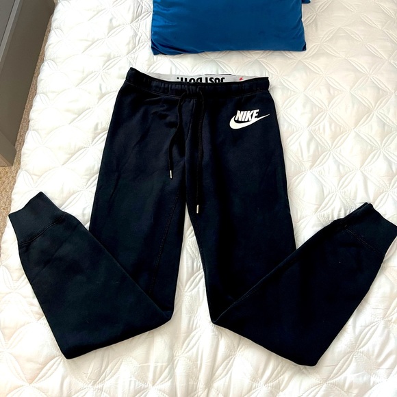 Nike Joggers - Picture 1 of 3